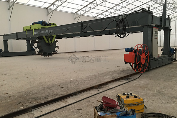 大跨度雞糞翻拋發(fā)酵設(shè)備